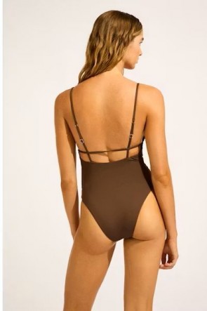 Seafolly  בגד ים שלם מחטב מפתח ירך גבוה מחשוף V  